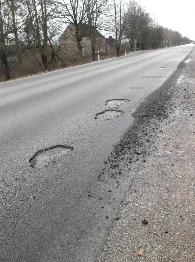 Jelgavnieki sūdzas par bedrēm uz jauna ceļa; pašvaldība norāda uz nepabeigtu projektu