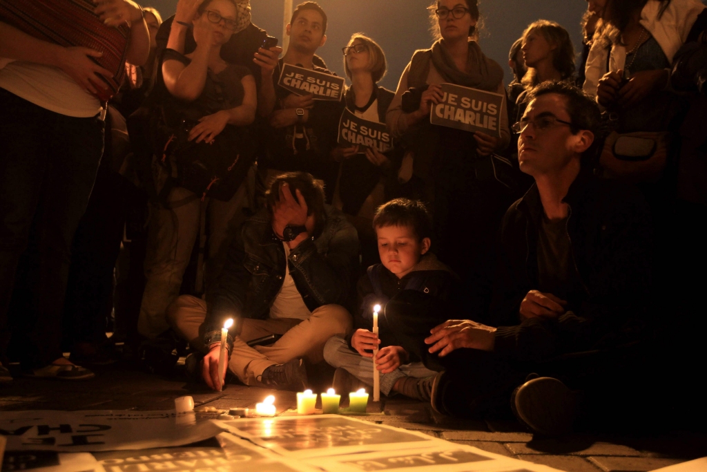 FOTO: Tūkstošiem cilvēku piemin žurnāla Charlie Hebdo uzbrukumā nogalinātos