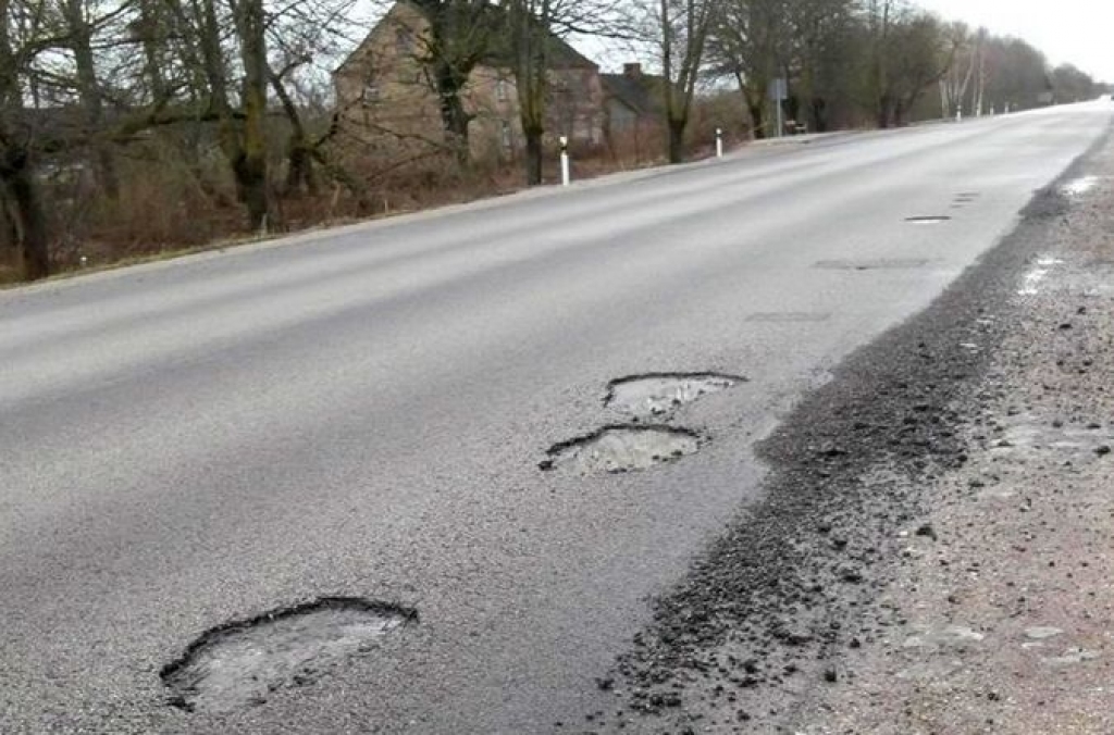 Vai sniega cilvēks izbradājis tikko remontēto Lietuvas šoseju?