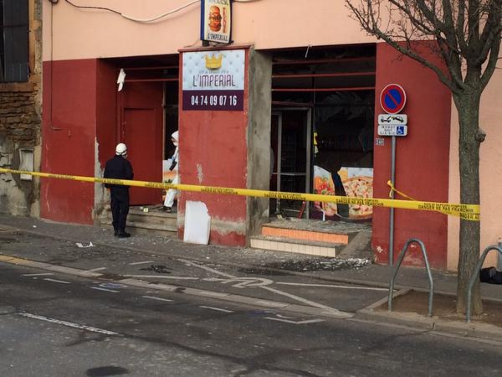 Francijas austrumos pie mošejas uzspridzina kebabnīcu