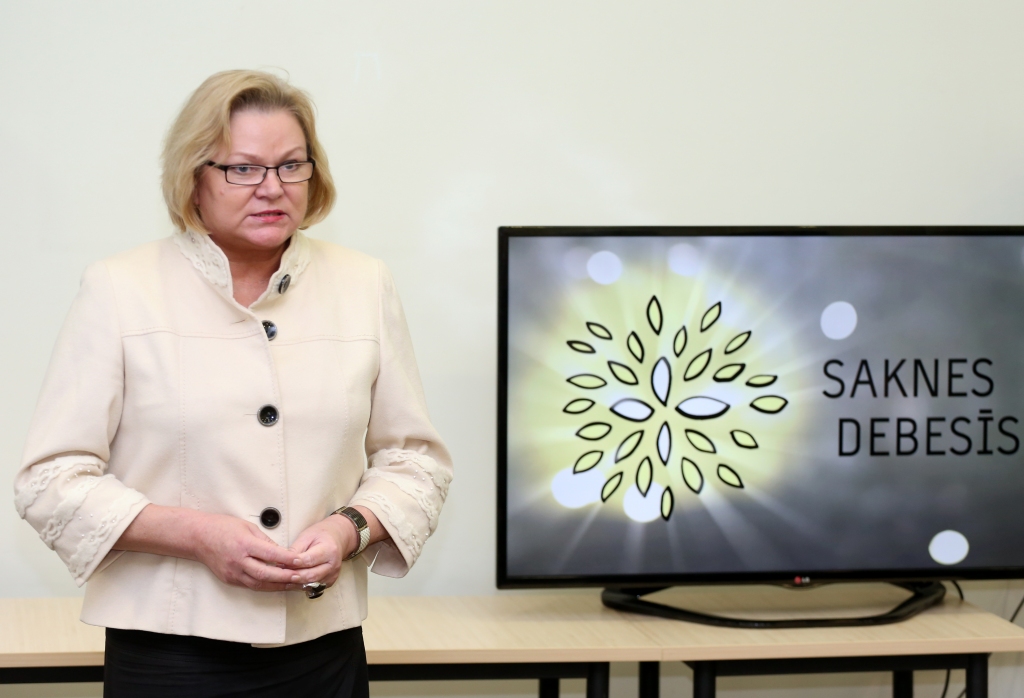 Bez Vertikāles, ar Saknēm debesīs