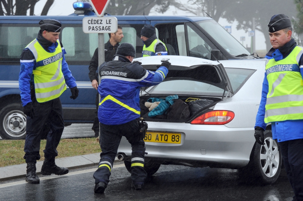 papildināts (17:56) - FOTO: Francijā vienlaikus norisinās divas ķīlnieku krīzes