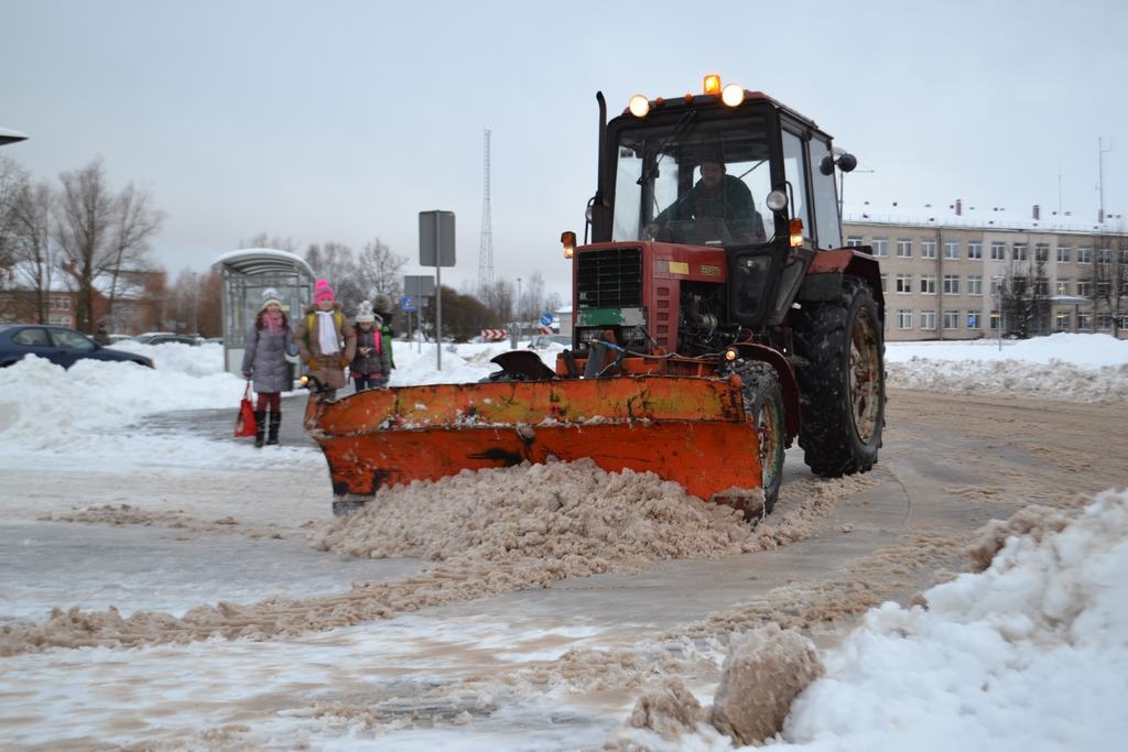 Rīgas—Daugavpils šoseju sāka tīrīt jau trijos naktī