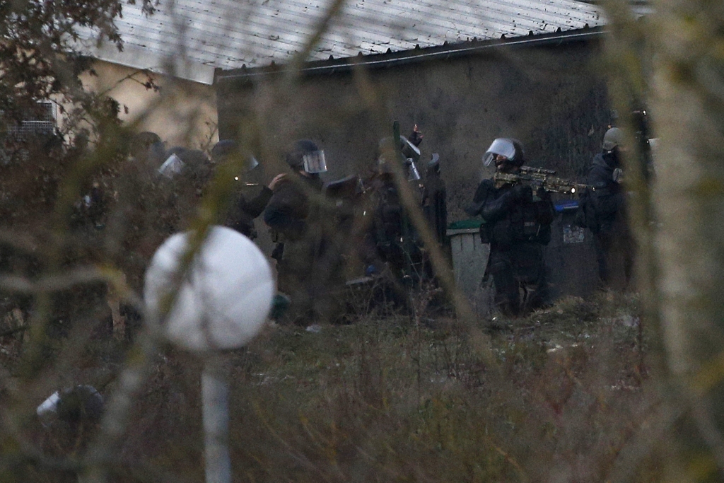 Policija nogalina Charlie Hebdo uzbrucējus; ķīlnieki atbrīvoti