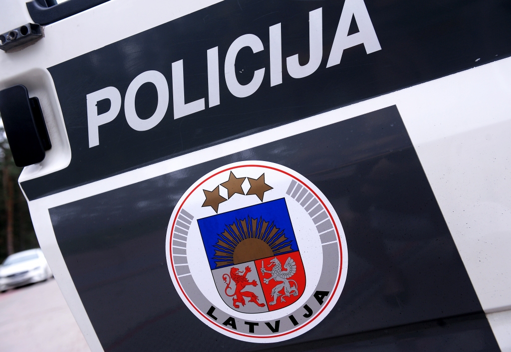Iereibis autovadītājs Aizkrauklē policistiem mēģinājis iedot 5000 eiro kukuli