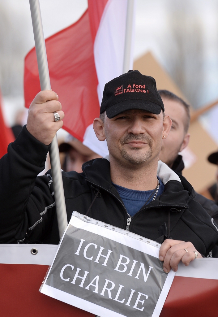 Charlie Hebdo karikatūrists ironizē par žurnāla "jaunajiem draugiem"