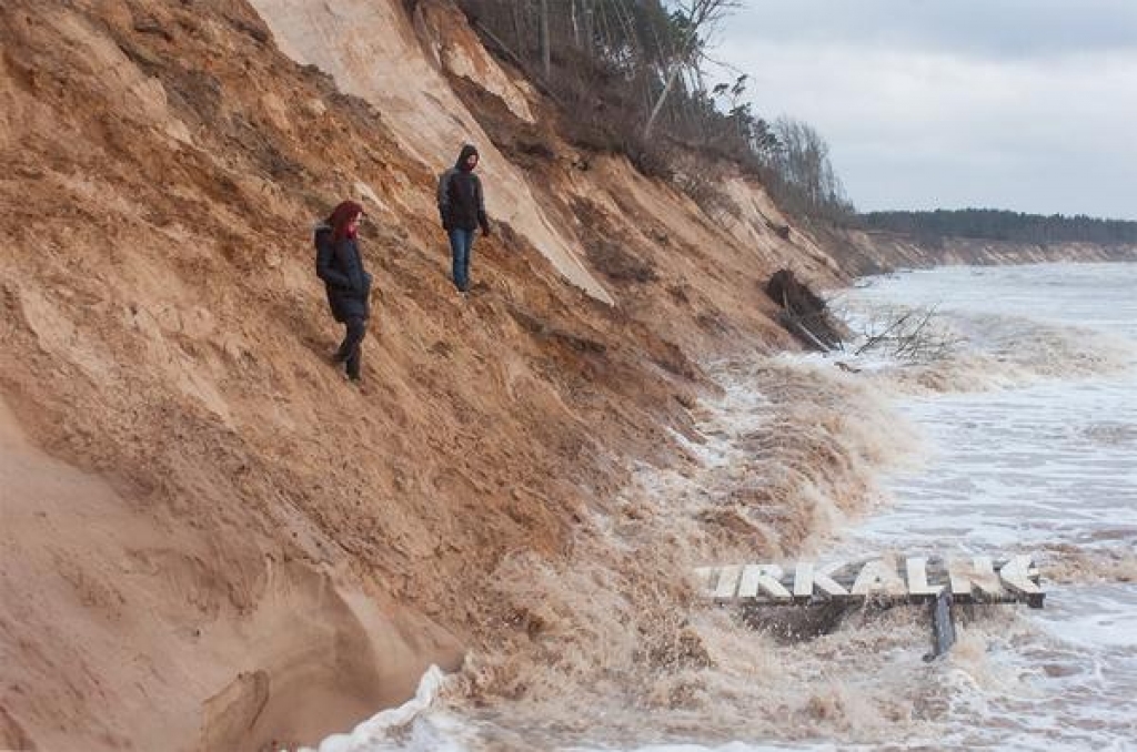 Vētra pamatīgi apskādējusi Jūrkalnes stāvkrastu