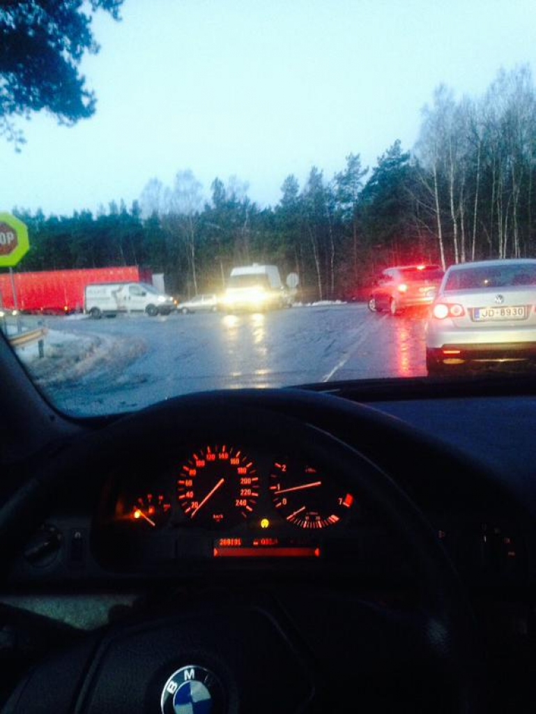 FOTO: Pamatīga avārija pie Medemciema - sadūrušās septiņas automašīnas
