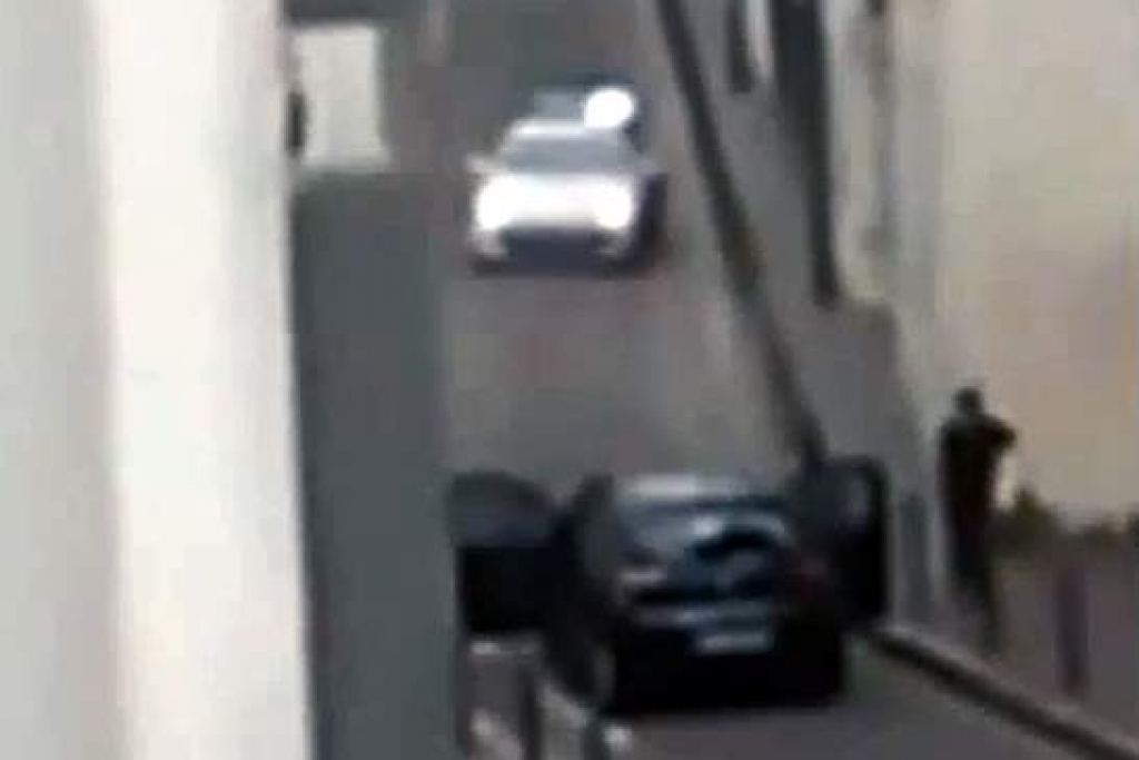 Dramatisks video atklāj, kā Charlie Hebdo darbinieku slepkavas apšauda policiju