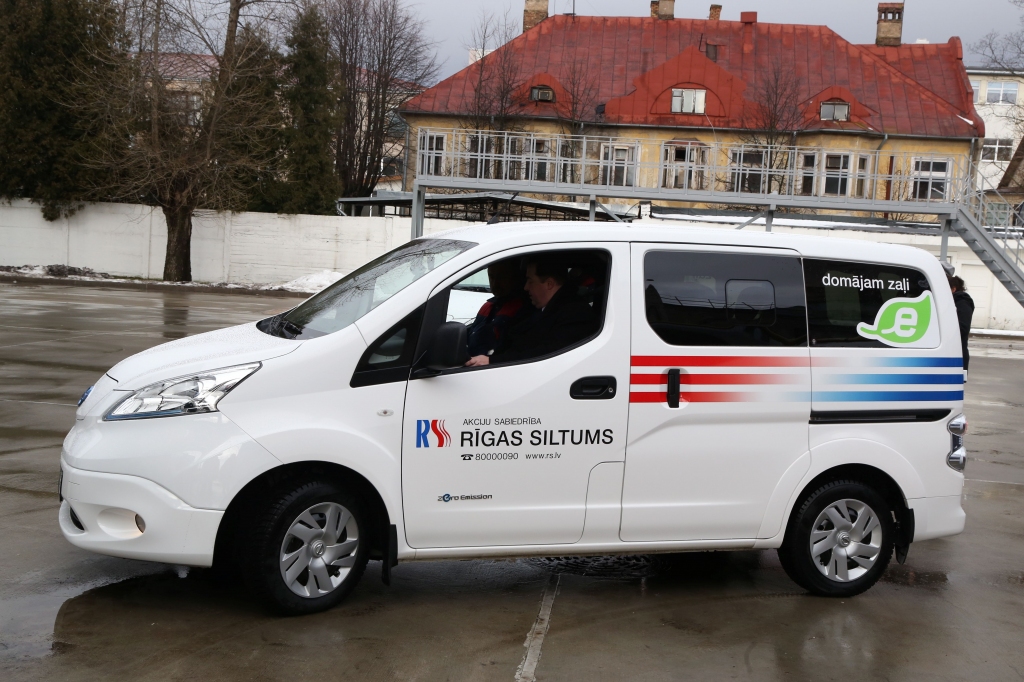 Rīgas siltums izrāda savus jaunos elektromobiļus