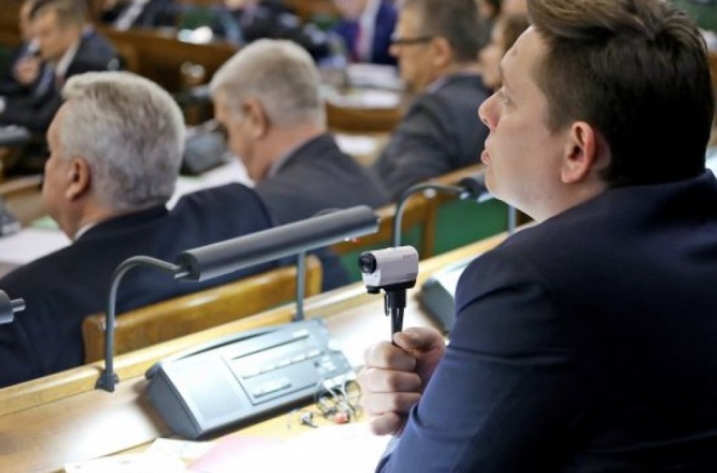 Kaimiņš Saeimā spēlē divas lomas