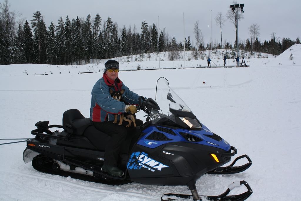 Sniega motociklam un tā vadītājam daudz darba