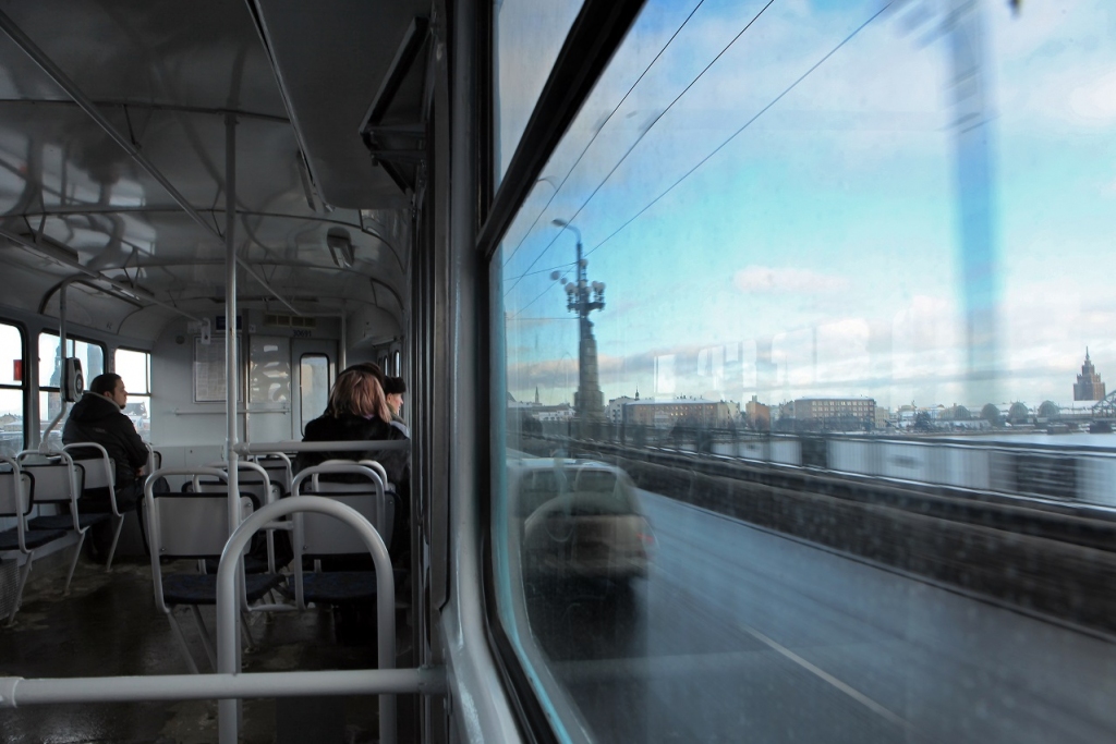 Apledojušu vadu dēļ pamatīgi kavē tramvaji un trolejbusi