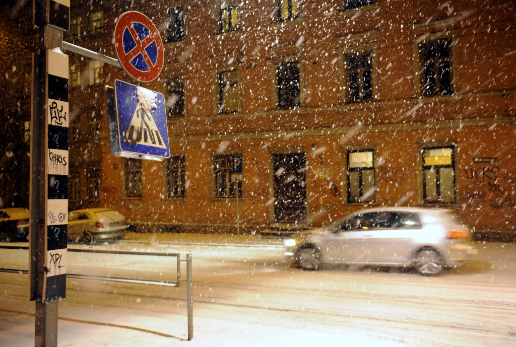 Vadītājs uzbrauc gājējam un pamet notikuma vietu