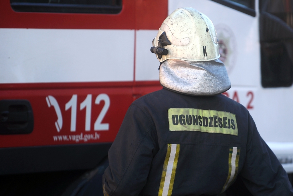 Ugunsgrēkā Rīgā izglābta pusaudze