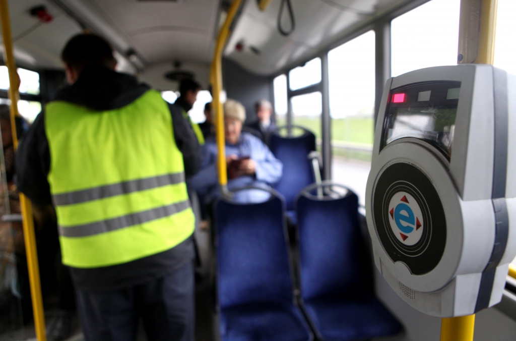 Rīgas satiksme no bezbiļetniekiem pērn iekasējusi teju 300 tūkstošus