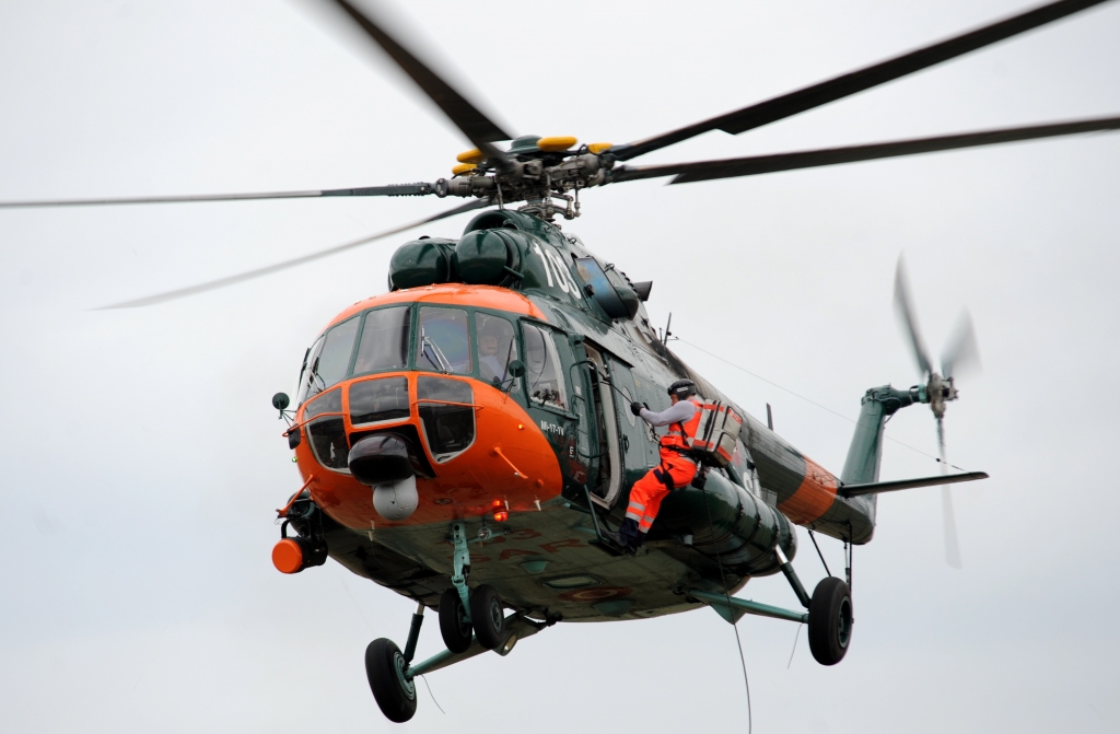 Pacientu ļoti smagā stāvoklī uz Rīgu nogādā NBS helikopterā