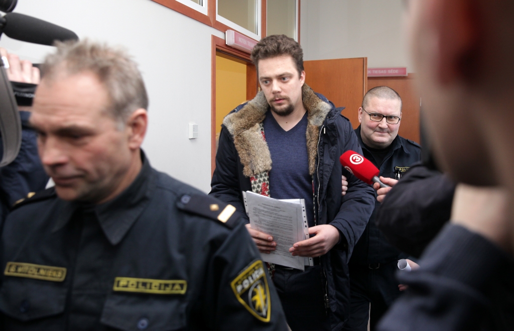 Tiesa atbrīvo no apcietinājuma Zolitūdes traģēdijas lietā aizdomās turētos Gulbi un Sergetu