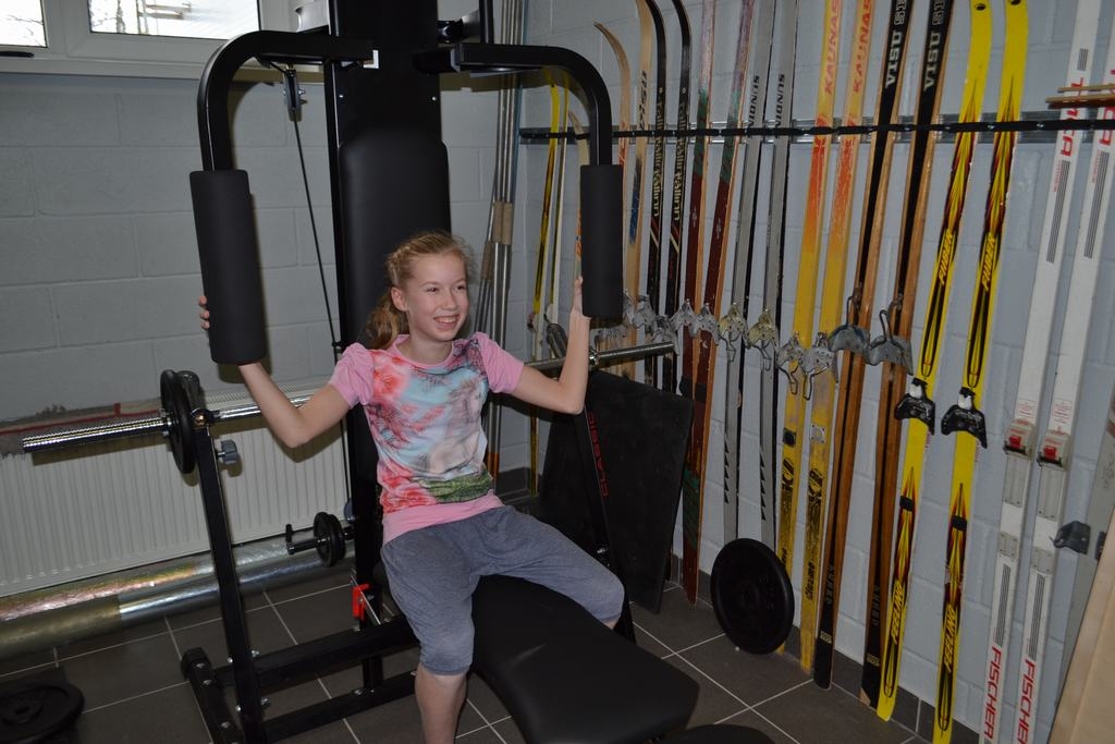 Sporta halli papildina ar trenažieri un tablo