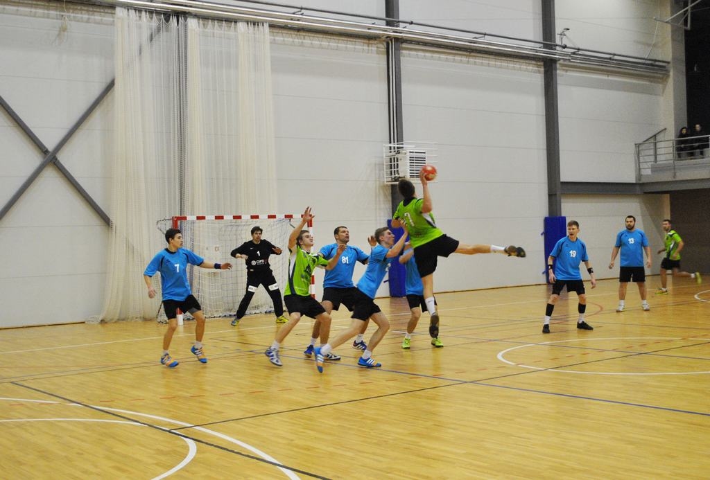 Handbola spēle “dzīvās” mūzikas pavadījumā