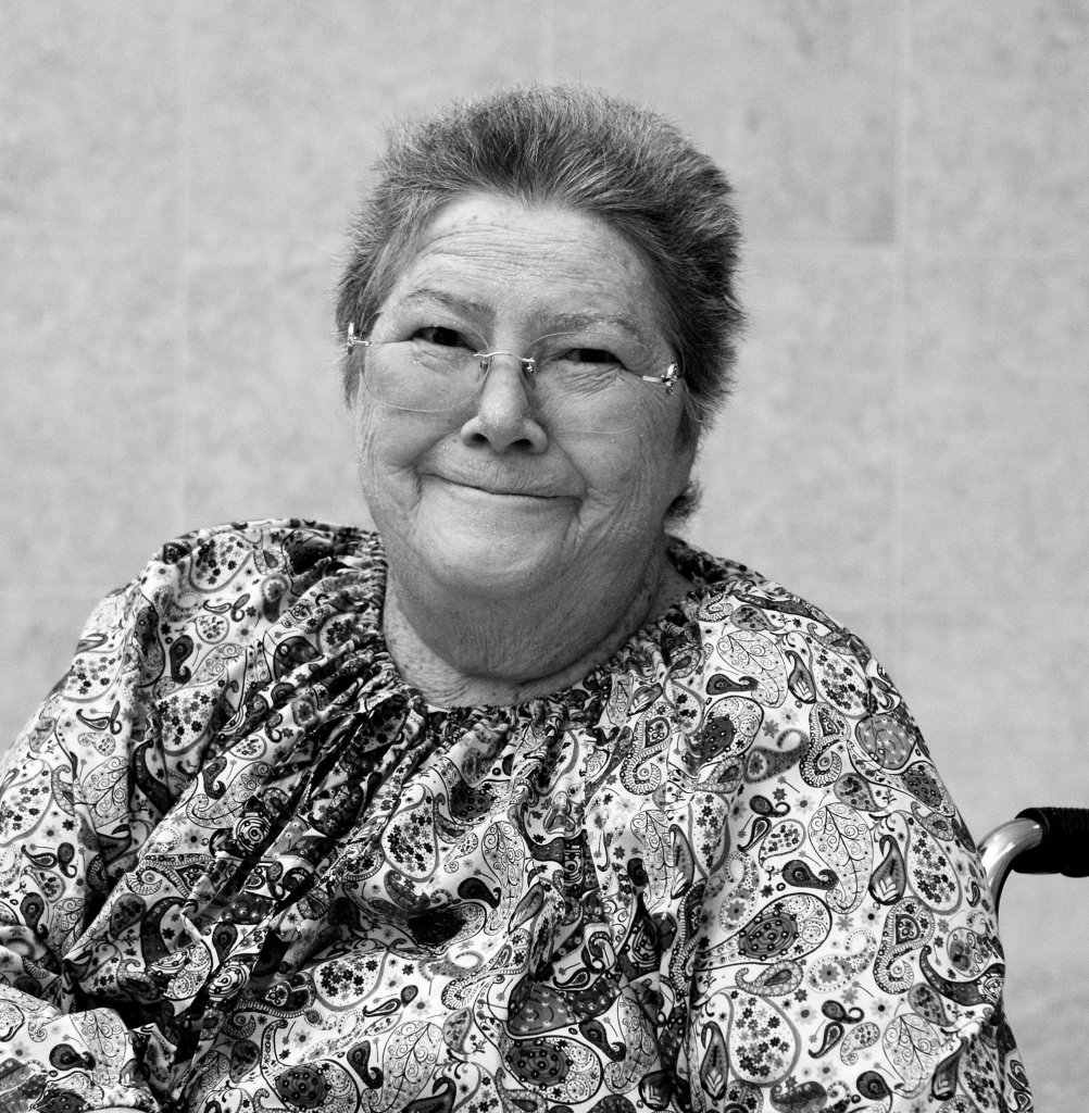 Mirusi bestsellera Dziedoņi ērkšķu krūmā autore Kolīna Makkalova