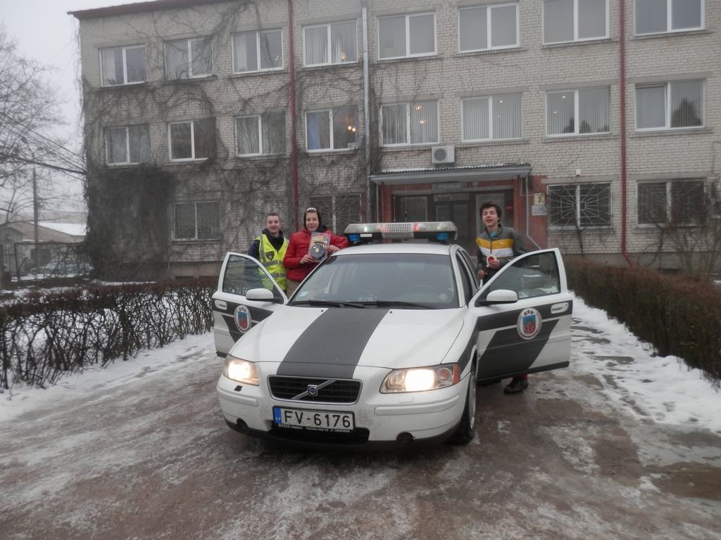 Skolēni ēnoja arī Aizkraukles policijā 