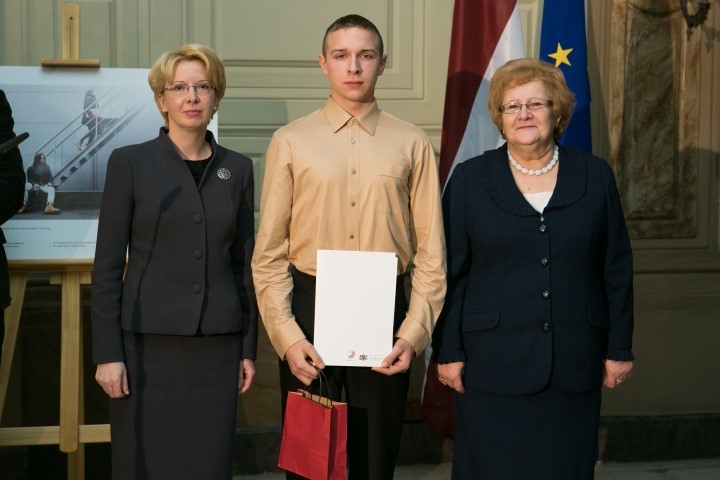 Nodarbinātības ideju atspoguļo fotogrāfijā