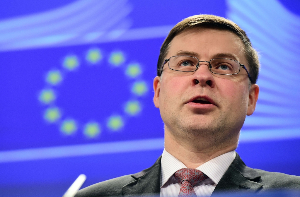 Dombrovskis: Eirozona atbalsta Grieķijas palīdzības programmas termiņa pagarināšanu