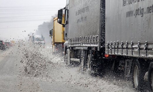 Kravas auto notriec vīrieti; viņš izrāpjas uz ceļa, un garāmbraucošie izsauc palīdzību