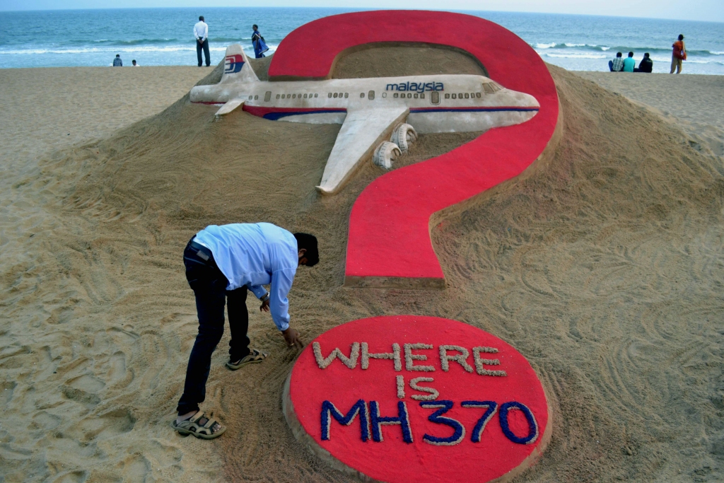 Gads kopš lidmašīnas pazušanas: Kur ir MH370?
