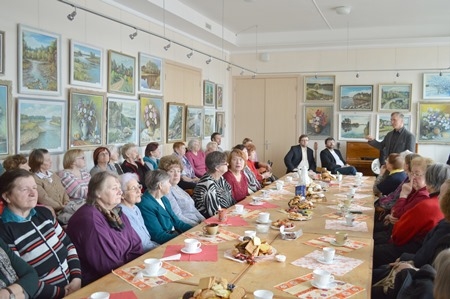 Pļaviņu seniori atpūšas kopā ar ciemiņiem no Krustpils