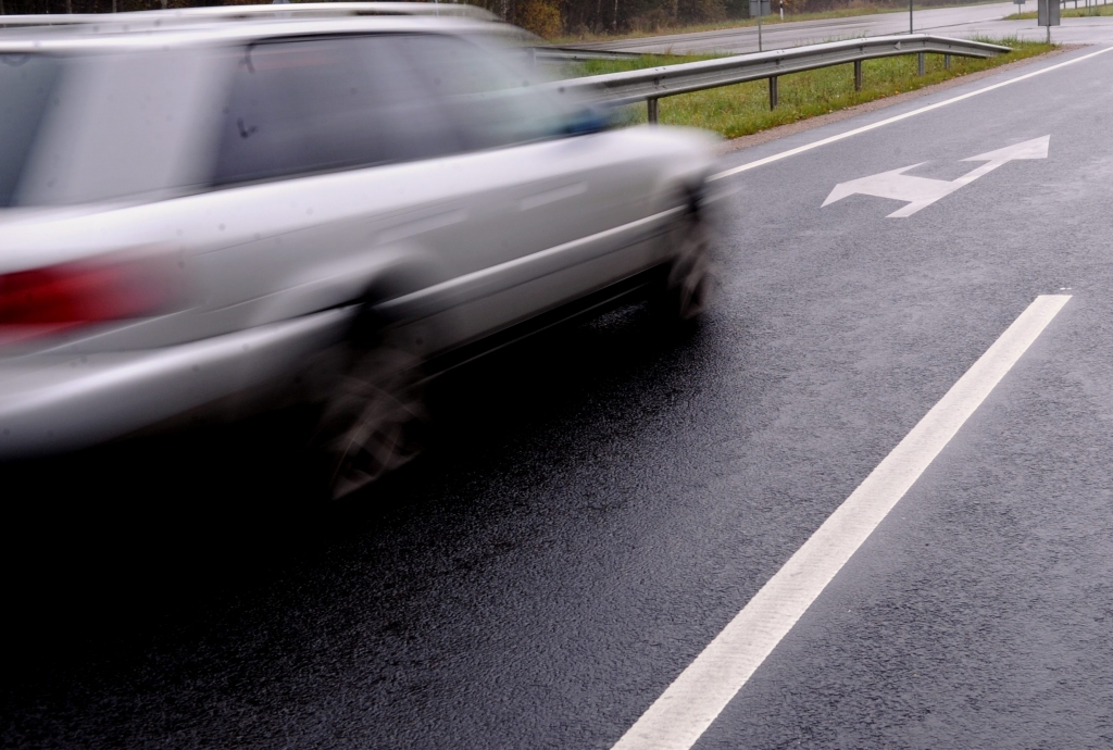 Sieviete strīda laikā izlec no braucošas automašīnas