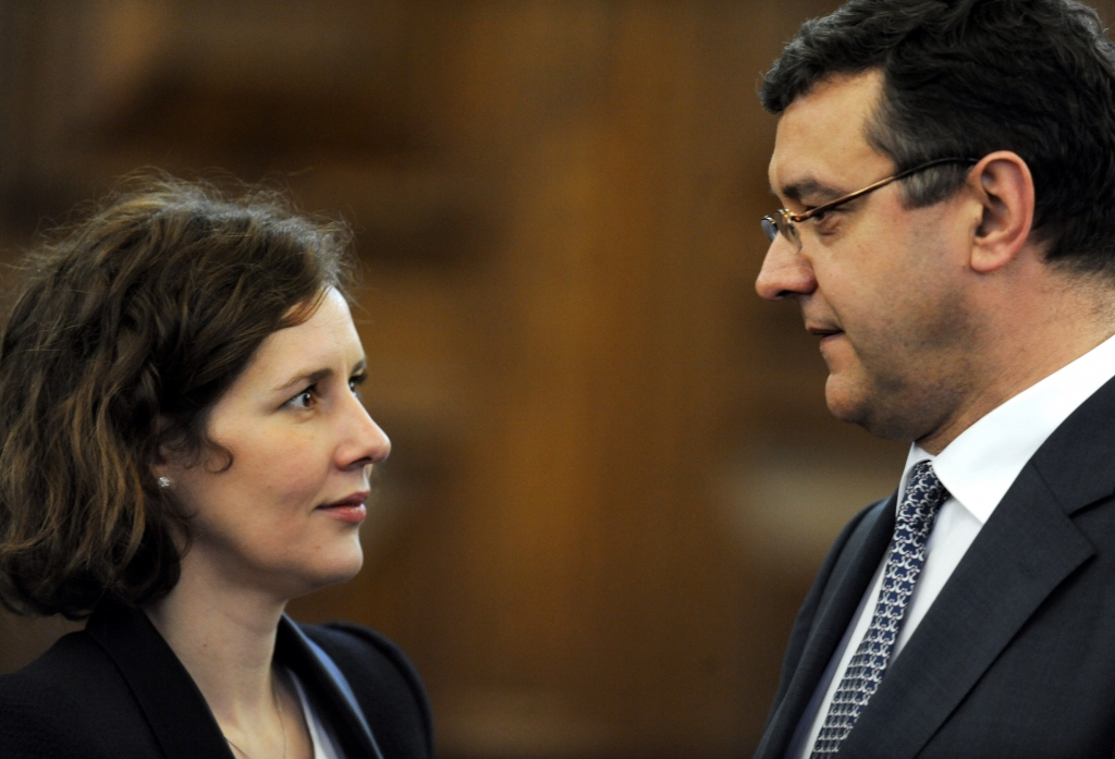 Finanšu ministrs oponē ekonomikas ministrei eiro ieviešanas jautājumā