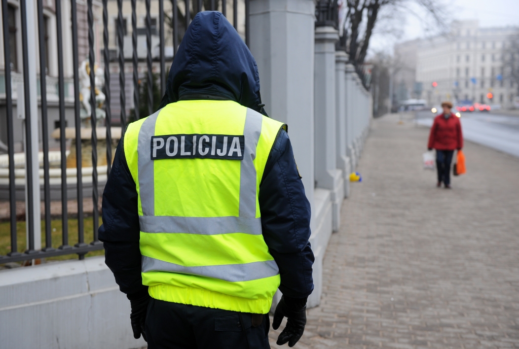 Ierosinātas disciplinārlietas pret televīzijas operatora aizturēšanā iesaistītajiem policistiem