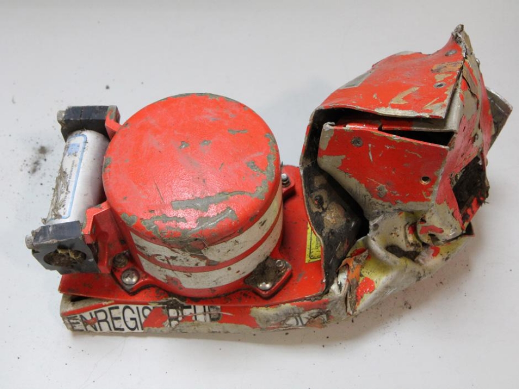 Atrod otru Germanwings lainera melno kasti; tā ir vēl smagāk bojāta