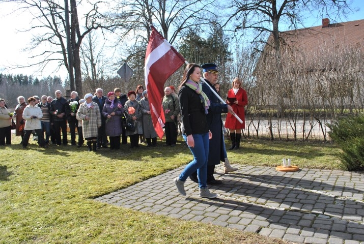Piemiņas akmens pulcē visas paaudzes