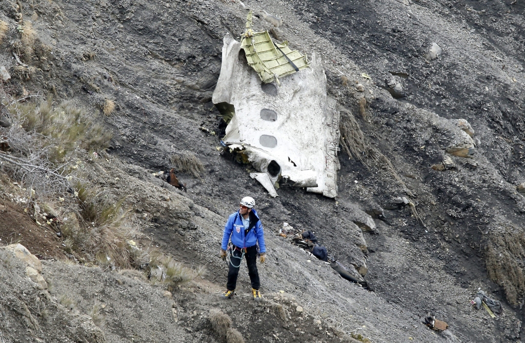 papildināts (16:11) - Izmeklētāji: Otrais Germanwings pilots "apzināti iznīcinājis lidmašīnu"