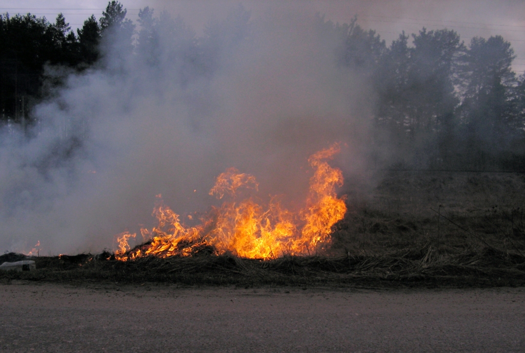 Lietainais laiks nav apturējis kūlas dedzinātājus