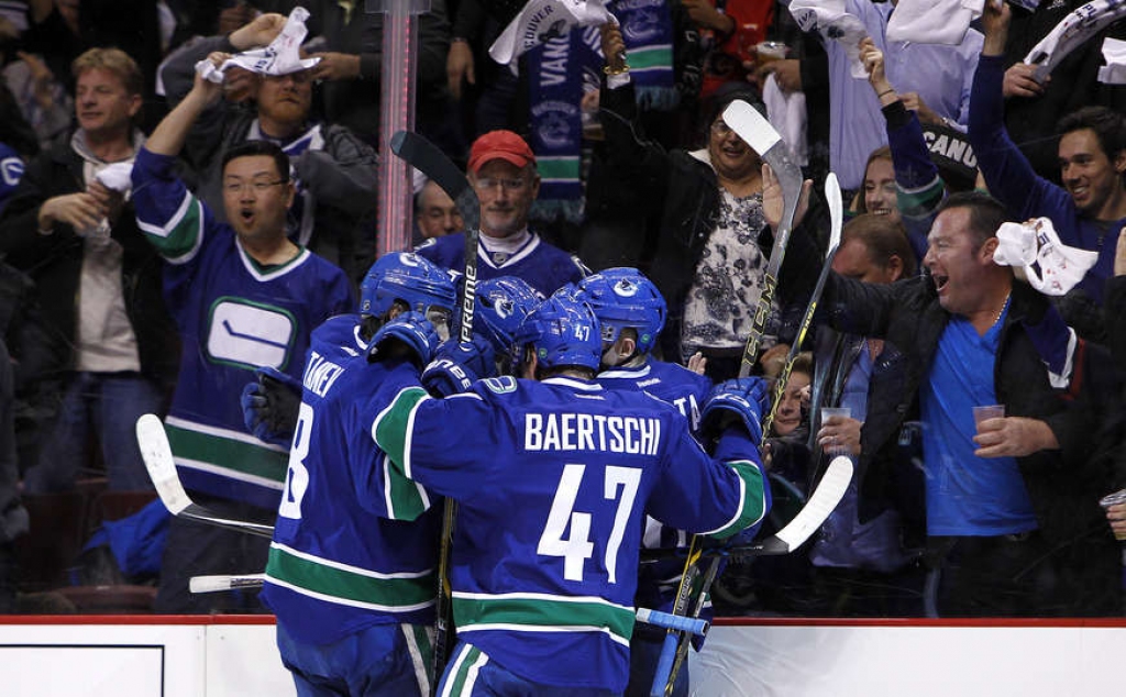 Canucks un Ķēniņš uzvar Flames, pagarinot sezonu