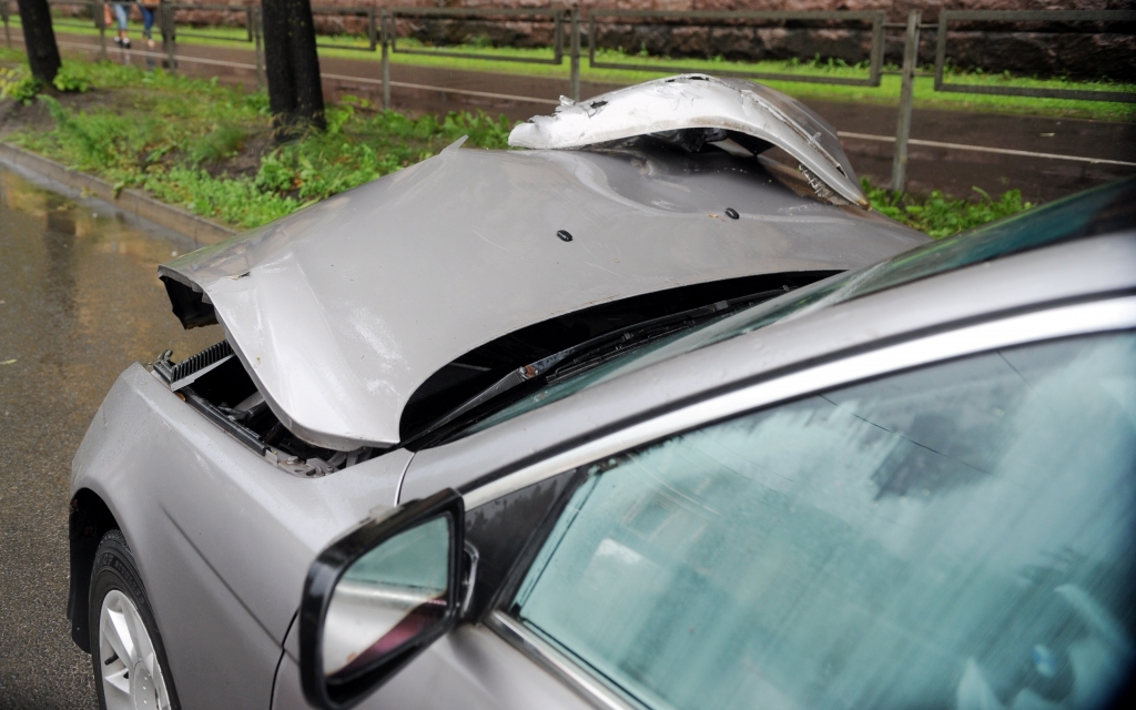Glābēji atbrīvo cilvēku no avarējušas automašīnas