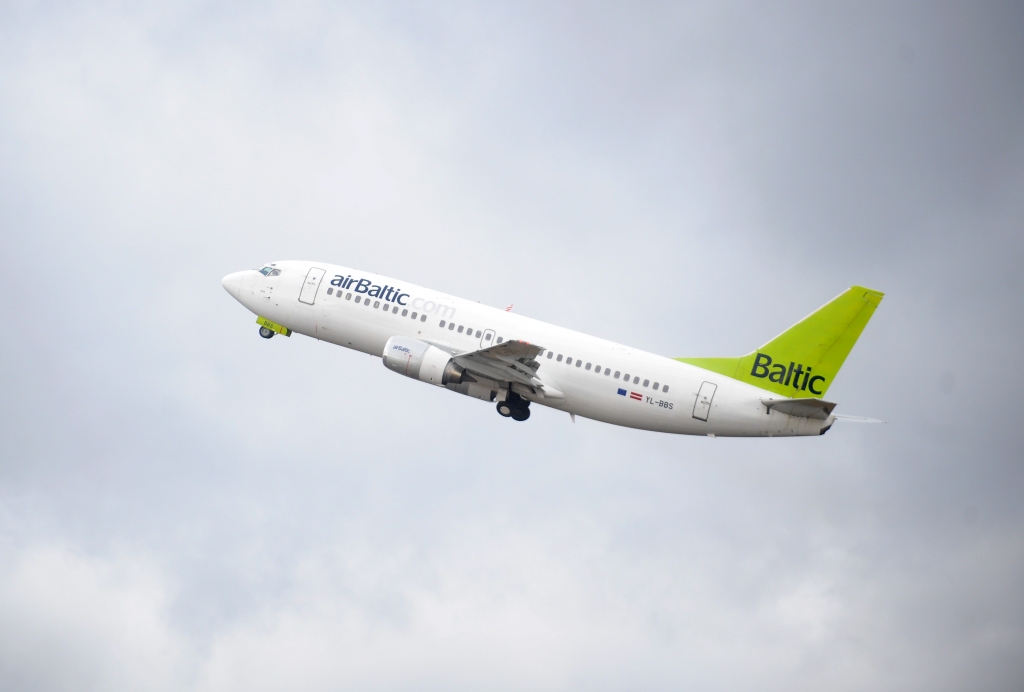de facto: Šaubās, vai airBaltic šefu noturēs miljons eiro liela alga