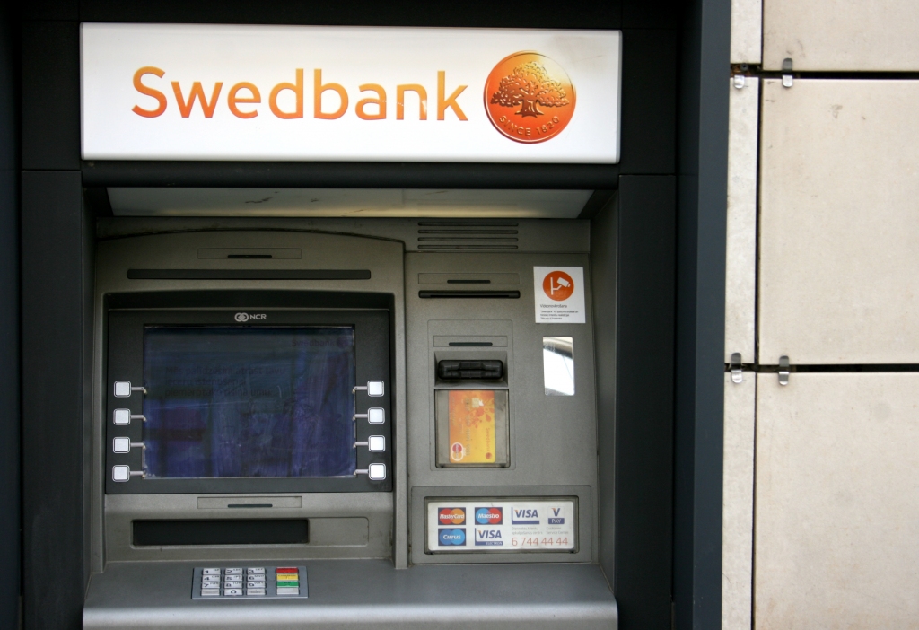 Līdz gada beigām Swedbank uzstādīs 15 bankomātus novados, kuros šobrīd to nav
