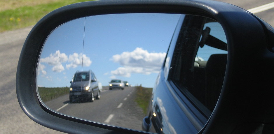 Nolauž auto spoguļus