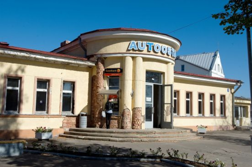 Ar desmit kartēm pie bankomāta nestāvēs