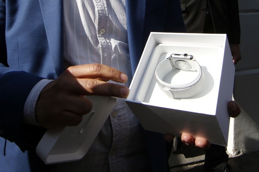 Lūk, kas notiek, kad Apple Watch nokrīt zemē