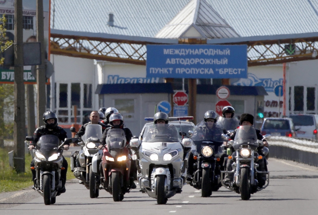 Putina baikeri sola turpināt "uzvaras braucienu" par spīti šķēršļiem Polijā