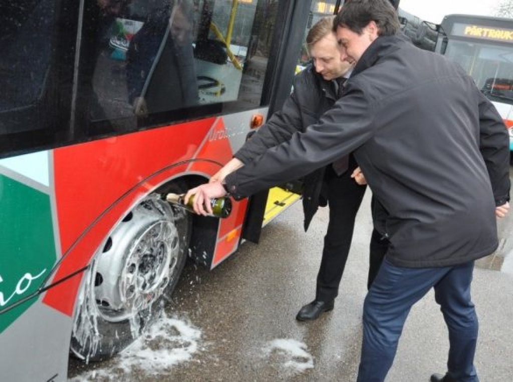 Foto: Liepājā prezentē modernos autobusus