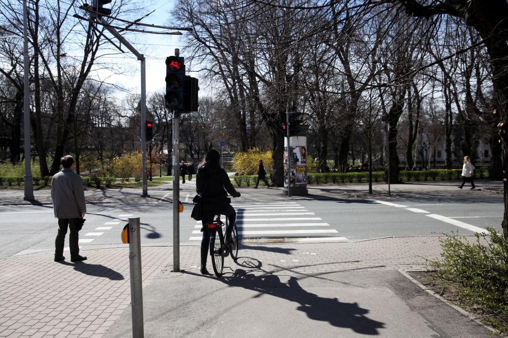 Jaunais satiksmes noteikumu projekts neaizliegs velobraucējiem braukt pa ietvi