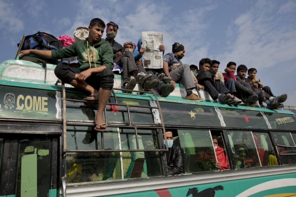 Nepālas policija mēģina savaldīt pūli, kas vēlas pamest Katmandu