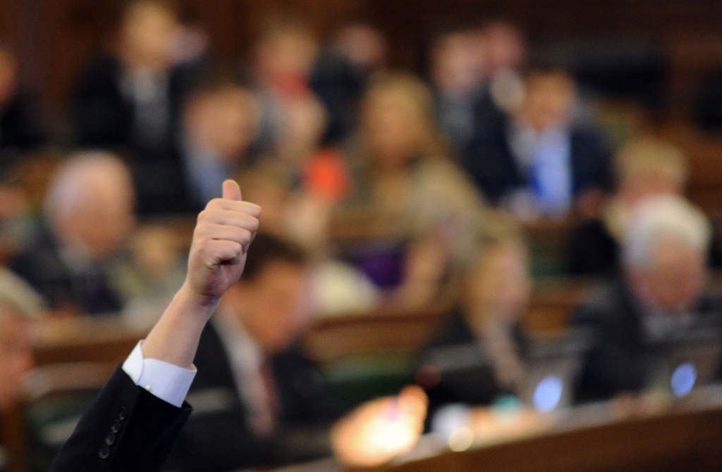 papildināts (11:16) - Saeima atbalsta stingrāku regulējumu ātrajiem kredītiem un aizliegumu tos piešķirt naktī